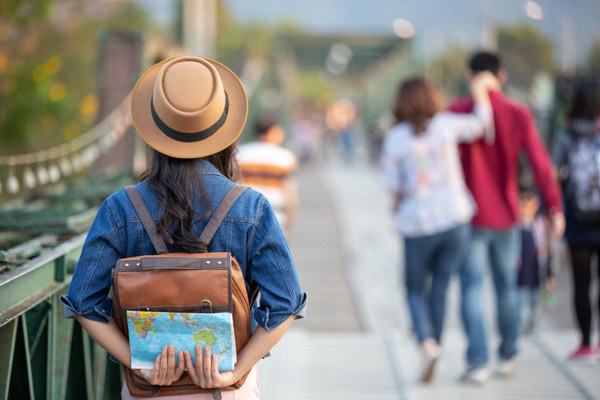 female-tourists-on-hand-have-a-happy-travel-map_web